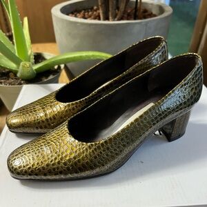 BANDOLINO Bronze crocodile embossed pump - Size 6